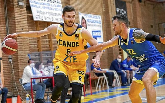 Miguel González conduce el balón en un encuentro de esta temporada con el Real Canoe. Foto: Federación Española de Baloncesto
