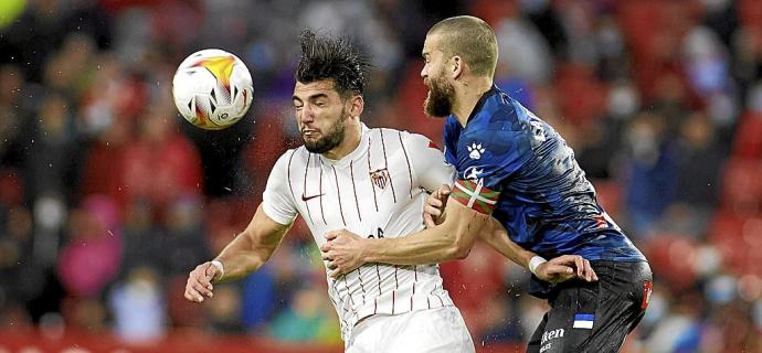 Víctor Laguardia y Rafa Mir pelean por un balón durante el partido entre el Sevilla y el Alavés disputado en el Sánchez Pizjuán. Foto: Efe