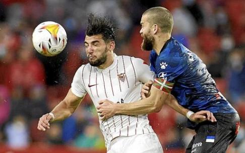 Víctor Laguardia y Rafa Mir pelean por un balón durante el partido entre el Sevilla y el Alavés disputado en el Sánchez Pizjuán. Foto: Efe Víctor Laguardia y Rafa Mir pelean por un balón durante el partido entre el Sevilla y el Alavés disputado en el Sánchez Pizjuán. Foto: Efe