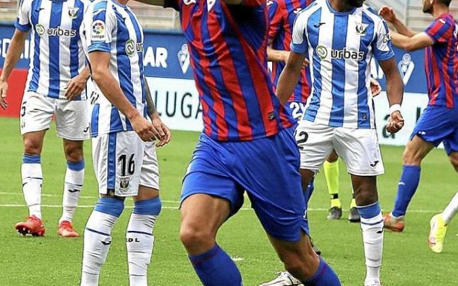 Etxeita lamenta la ocasión que falló en el descuento. Foto: Javi Colmenero Etxeita lamenta la ocasión que falló en el descuento. Foto: Javi Colmenero