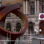 Punto lila en la balconada del Ayuntamiento de Bilbao.