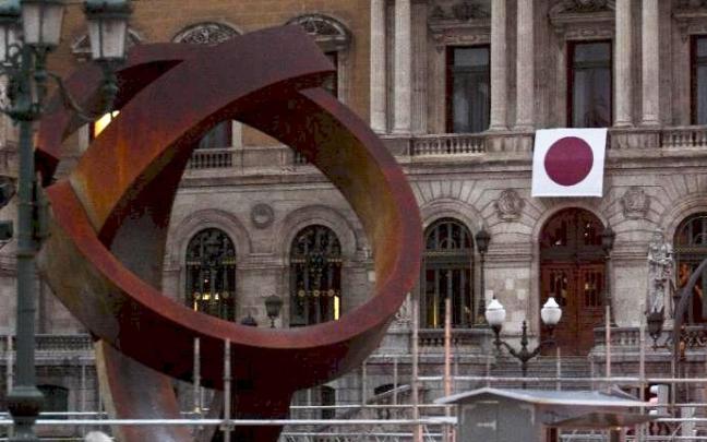Punto lila en la balconada del Ayuntamiento de Bilbao.