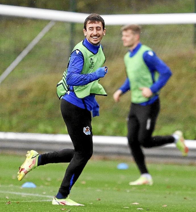 Mikel Oyarzabal, en el entrenamiento de ayer en Zubieta, con Sorloth al fondo. Foto: Javi Colmenero