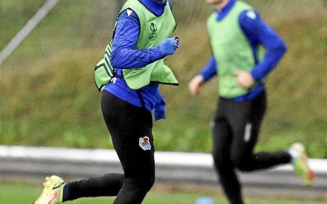 Mikel Oyarzabal, en el entrenamiento de ayer en Zubieta, con Sorloth al fondo. Foto: Javi Colmenero