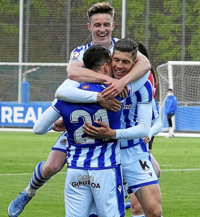 Karrikaburu abraza a dos compañeros. Foto: Real Sociedad