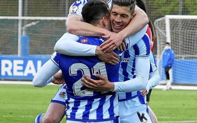 Karrikaburu abraza a dos compañeros. Foto: Real Sociedad