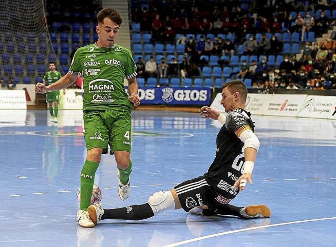 Tony Escribano reapareció tras cinco meses lesionado. En la imagen, en un mano a mano con Iván Bernad.