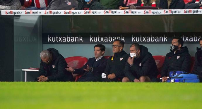 Rubén Uría, Marcelino García Toral, Ismael Fernández y Aitor Iru, en el banquillo del Athletic durante el choque ante el Sevilla.