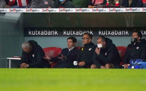 Rubén Uría, Marcelino García Toral, Ismael Fernández y Aitor Iru, en el banquillo del Athletic durante el choque ante el Sevilla.
