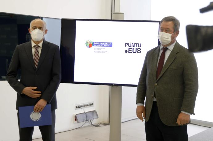 El consejero de Cultura y Política Lingüística y portavoz del Gobierno Vasco, Bingen Zupiria, junto al presidente de la Fundación PuntuEUS, Iñaki Goirizelaia (i).