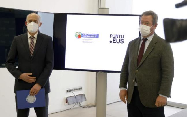 El consejero de Cultura y Política Lingüística y portavoz del Gobierno Vasco, Bingen Zupiria, junto al presidente de la Fundación PuntuEUS, Iñaki Goirizelaia (i).