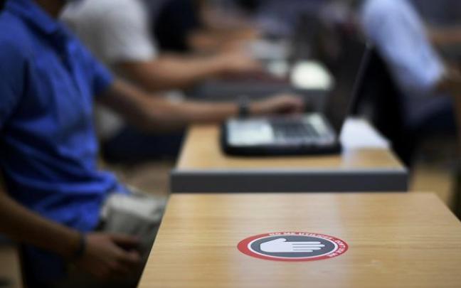 Pupitre con indicaciones de distancia de seguridad. Pupitre con indicaciones de distancia de seguridad.