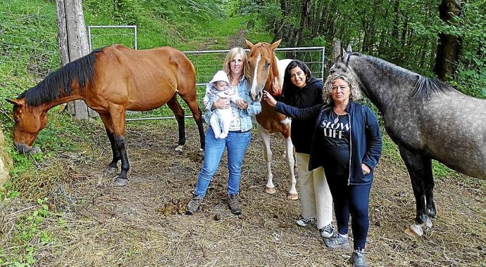 Goizane Arce (primera) y María Ruiz de Azua (segunda), responsables de Reflejo Caballo, y Mari Luz Casatorre, integrante de Katearen Loturak.