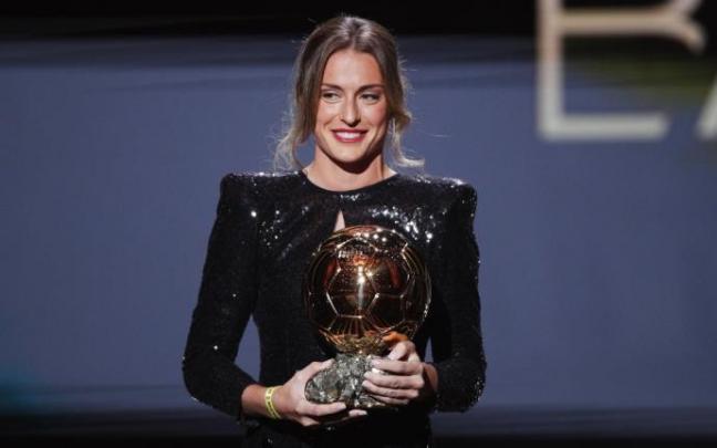 Alexia Putellas, radiante con el Balón de Oro.