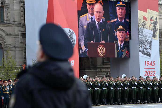 Putin ofrece un discurso en la Plaza Roja, este lunes en un acto conmemorativo por el Día de la Victoria.