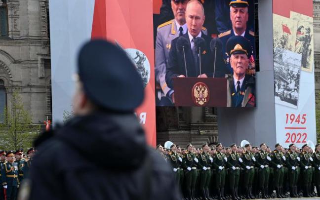 Putin ofrece un discurso en la Plaza Roja, este lunes en un acto conmemorativo por el Día de la Victoria.