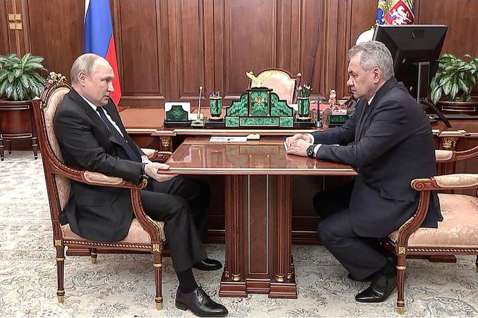 Putin durante su reunión con Shoigu.