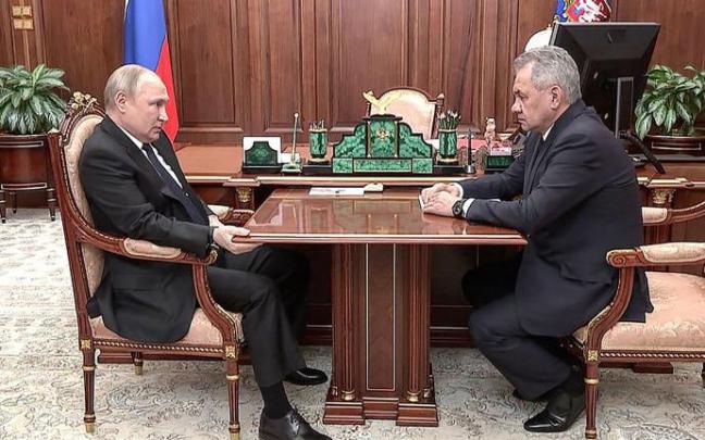 Putin durante su reunión con Shoigu.