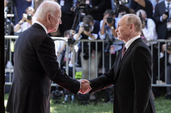 Putin y Biden se saludan durante una cumbre en Suiza.