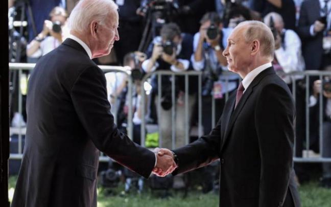 Putin y Biden se saludan durante una cumbre en Suiza.