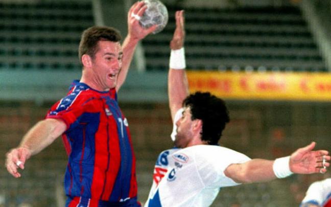 Iñaki Urdangarin, en un partido con el Barcelona ante Xabier Mikel Errekondo (Portland San Antonio). Iñaki Urdangarin, en un partido con el Barcelona ante Xabier Mikel Errekondo (Portland San Antonio).
