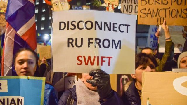 Mensaje a favor de la desconexión de Rusia del SWIFT en una protesta en Londres.