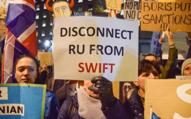 Mensaje a favor de la desconexión de Rusia del SWIFT en una protesta en Londres.