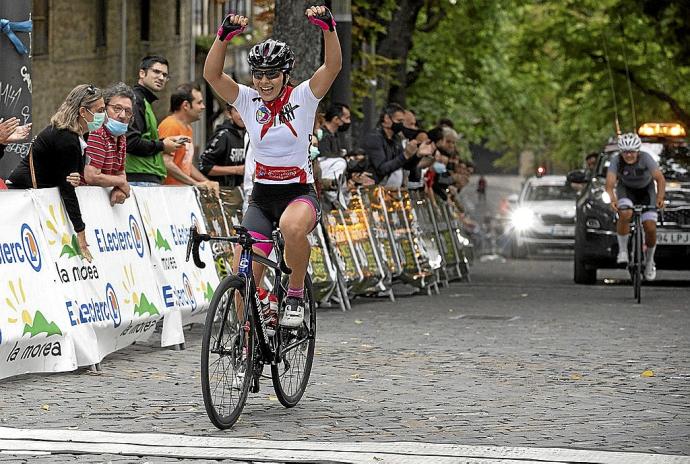 Laia Puigdefábregas, alzando los brazos a su llegada a la meta de El Redín en el primer puesto.