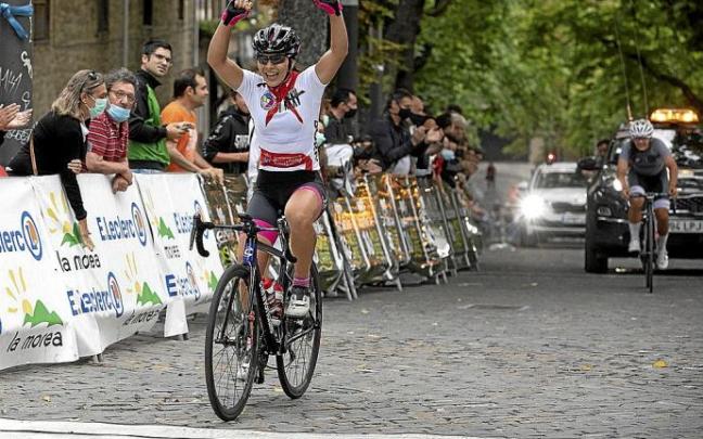 Laia Puigdefábregas, alzando los brazos a su llegada a la meta de El Redín en el primer puesto.