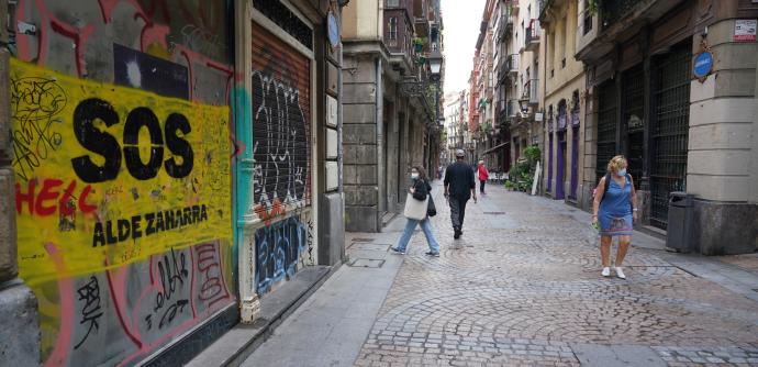 Las lonjas vacías pintadas y abandonadas contribuyen al deterioro de la imagen de la calle.