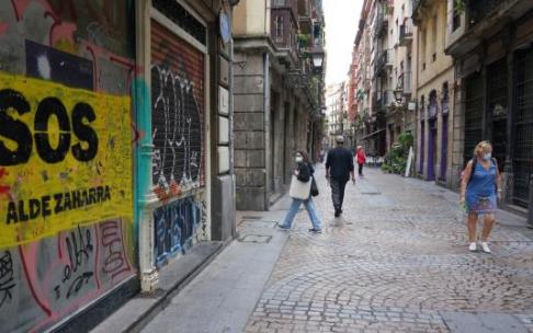 Las lonjas vacías pintadas y abandonadas contribuyen al deterioro de la imagen de la calle.