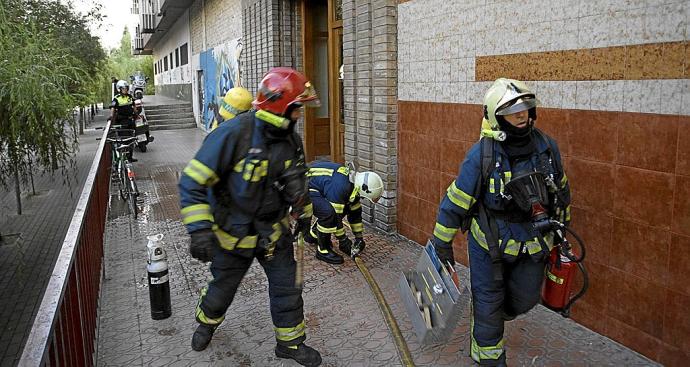 Bomberos sofocan un pequeño fuego en una vivienda de Vitoria.