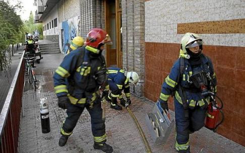Bomberos sofocan un pequeño fuego en una vivienda de Vitoria.