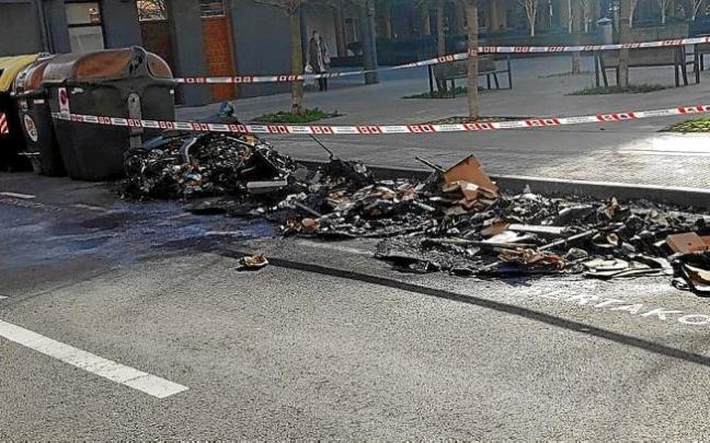 Una zona donde se han quemado varios contenedores. Foto: N.G.