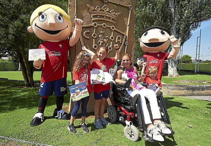 Ana Artázcoz, junto a las mascotas de Osasuna y varias aficionadas del club, ayer en Tajonar.