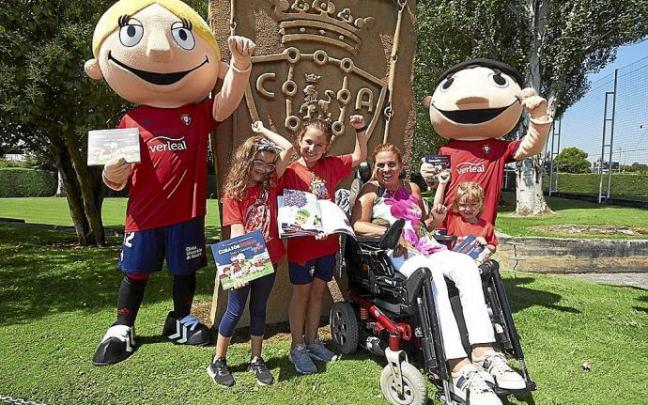 Ana Artázcoz, junto a las mascotas de Osasuna y varias aficionadas del club, ayer en Tajonar.