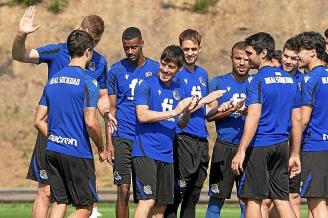 Los jugadores realistas hacen pasillo a Aihen Muñoz en Zubieta.