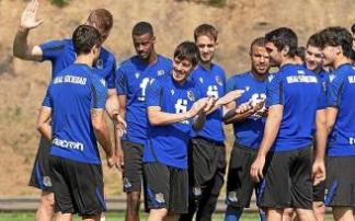 Los jugadores realistas hacen pasillo a Aihen Muñoz en Zubieta. Los jugadores realistas hacen pasillo a Aihen Muñoz en Zubieta.