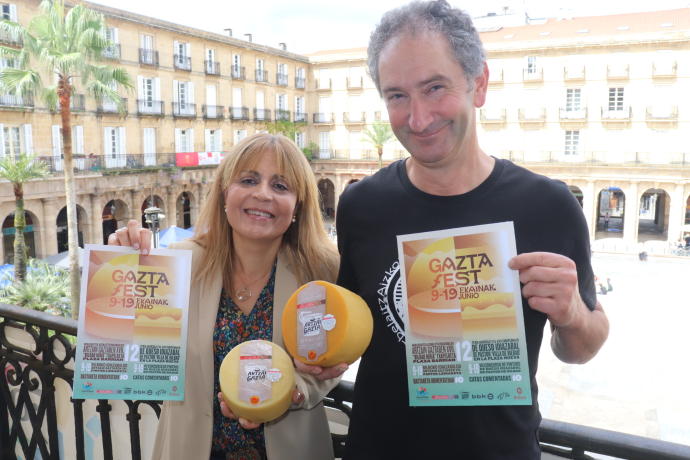 Rosa Pardo, presidenta de la Asociación de Comerciantes del Casco Viejo de Bilbao; y Felix Ajuria, presidente de la DOP Idiazabal