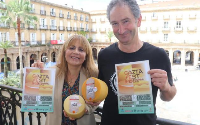 Rosa Pardo, presidenta de la Asociación de Comerciantes del Casco Viejo de Bilbao; y Felix Ajuria, presidente de la DOP Idiazabal Rosa Pardo, presidenta de la Asociación de Comerciantes del Casco Viejo de Bilbao; y Felix Ajuria, presidente de la DOP Idiazabal