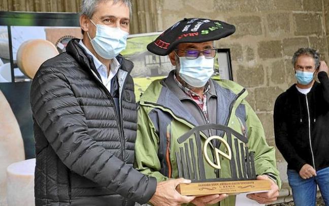 José Ramón Martínez, del caserío Larrabe de Aguiñiga, recogiendo el trofeo y la txapela entregada por el alcalde de Agurain, Ernesto Sainz Lanchares.