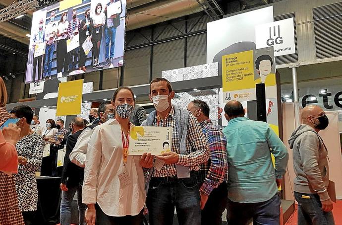 Ainara Ansa y Alberto Migueltorena posan orgullosos con el segundo premio logrado en el 11º campeonato de los mejores quesos de España. Foto: Cedida