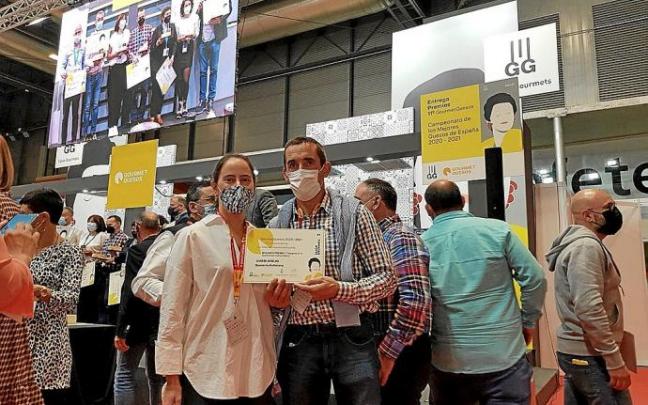 Ainara Ansa y Alberto Migueltorena posan orgullosos con el segundo premio logrado en el 11º campeonato de los mejores quesos de España. Foto: Cedida Ainara Ansa y Alberto Migueltorena posan orgullosos con el segundo premio logrado en el 11º campeonato de los mejores quesos de España. Foto: Cedida