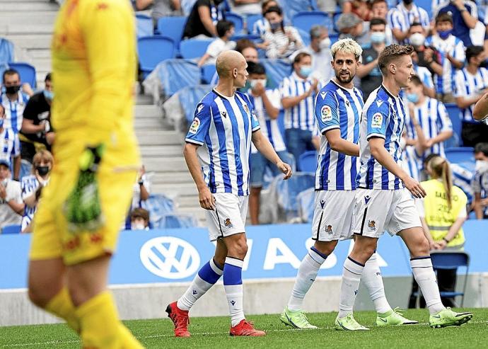 Januzaj, tras ser felicitado por sus compañeros después de marcar el primer gol del partido.