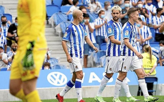 Januzaj, tras ser felicitado por sus compañeros después de marcar el primer gol del partido. Januzaj, tras ser felicitado por sus compañeros después de marcar el primer gol del partido.