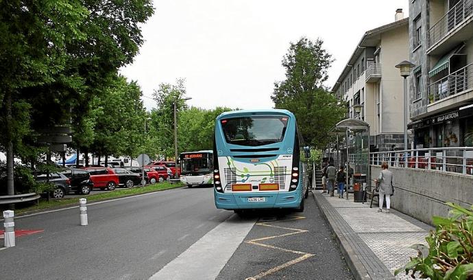 Varios usuarios se suben a un autobús en la parada de Ibailur.