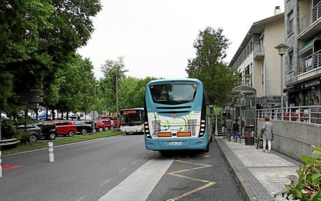 Varios usuarios se suben a un autobús en la parada de Ibailur.