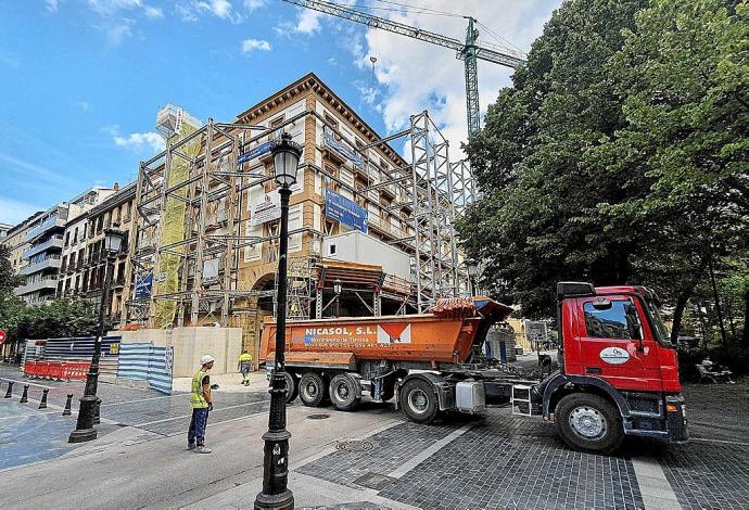 Operarios y un camión junto al edificio de la esquina Elkano-Plaza Gipuzkoa 2, del que solo quedan ahora las fachadas.