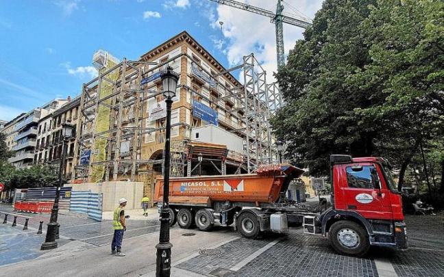 Operarios y un camión junto al edificio de la esquina Elkano-Plaza Gipuzkoa 2, del que solo quedan ahora las fachadas.