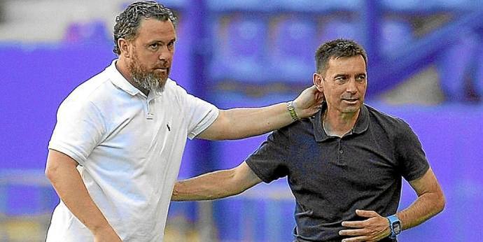 4 de julio de 2020. Real Valladolid-Deportivo Alavés (1-0). Al acabar el partido los técnicos de ambos equipos, Sergio González y Asier Garitano, se saludan. Es el último partido que Asier Garitano dirige al conjunto albiazul. Foto: Diario de Noticias de